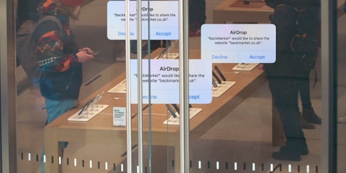AirDrop messages promoting BackMarket, superimposed on top of an image of customers in an Apple Store AirDrop messages promoting BackMarket, superimposed on top of an image of customers in an Apple Store